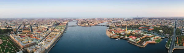 Panorama av spottet av Vasiljevskij ön, Palace Square, Hermitage, Peter och Paul fästning och Petrograd Island.. Flygfoto. Floden Neva, Sankt Petersburg, Ryssland — Stockfoto