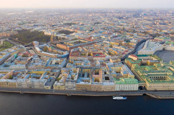 Luftaufnahme Stadtbild der Innenstadt, Palastplatz, staatliche Einsiedelei Museum (Winterpalast), Fluss Newa. Die Skyline von Sankt Petersburg. spb, Russland — Stockfoto