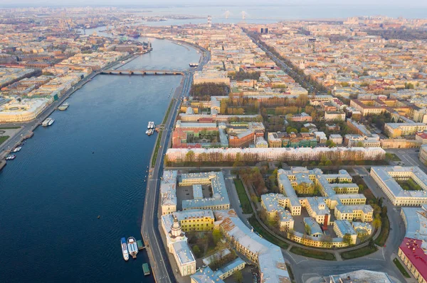 Spotta av Vasilyevsky Island. S:t Petersburg. Floden Neva. Sommar utsikt över Petersburg. — Stockfoto