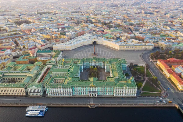 Flygutsikt stadsbilden av centrum, Palatstorget, State Hermitage Museum (Winter Palace), Neva River. Sankt Petersburgs skyline. SPB, Ryssland — Stockfoto