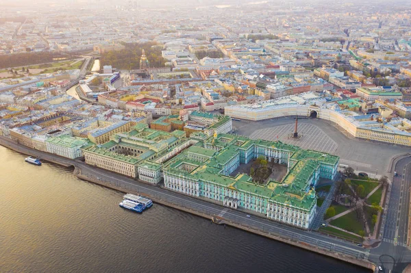 Flygutsikt stadsbilden av centrum, Palatstorget, State Hermitage Museum (Winter Palace), Neva River. Sankt Petersburgs skyline. SPB, Ryssland — Stockfoto