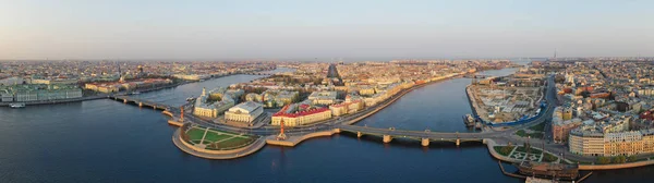 Vasilyevsky Adası 'nın, Palace Meydanı' nın, Hermitage 'ın, Peter ve Paul Kalesi' nin ve Petrograd Adası 'nın manzarası. Neva Nehri, St. Petersburg, Rusya
