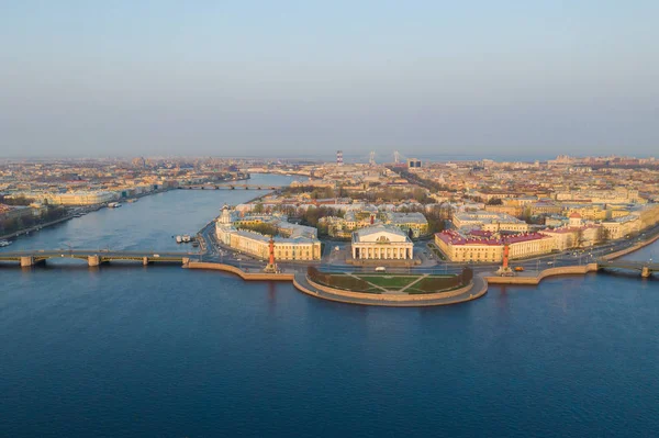 Spit van Vasilyevsky-eiland. St. Petersburg. Rivier de Neva. Zomer uitzicht op Petersburg. Exchange. Rastral kolommen. Het kabinet van curiosa. De Palace Bridge. — Stockfoto