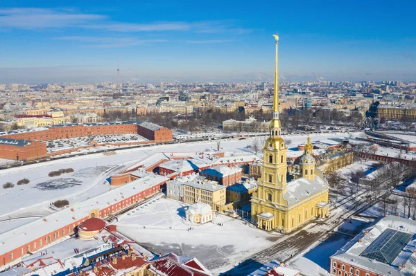 Peter and Paul Cathedral in Saint Petersburg, Russia. It is one of the main landmarks of the city. Golden tall spire of Peter and Paul Cathedral on the blue sky background in winter — Stock Photo, Image