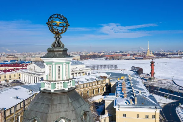 ST. PETERSBURG, RUSSIA - MARCH, 2019: dome with armillary sphere of the Kunstkammer in St. Petersburg, Russia — Stock Photo, Image