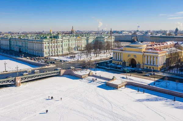 Palacio de Invierno en la Plaza del Palacio en San Petersburgo y el Almirantazgo en la vista aérea de distancia — Foto de Stock