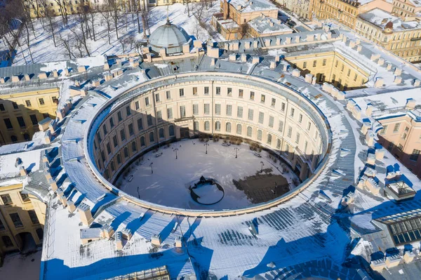 Cortile dell'Accademia delle arti di San Pietroburgo. Foto dal drone . — Foto Stock