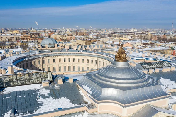 Minerva antigua estatua en el techo de la Academia Imperial de las Artes en San Petersburgo. Fue construido en 1764-1789 por Jean-Baptiste Vallin de la Mothe y Alexander F. Kokorinov . — Foto de Stock