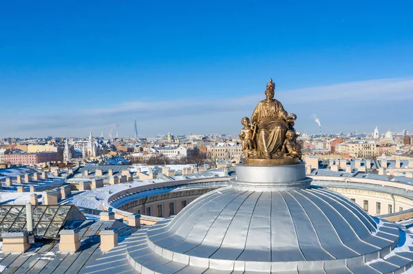 St. Petersburg, Ryssland-mars, 2019: Minerva forntida staty på taket av Imperial Academy of Arts i St Petersburg. — Stockfoto