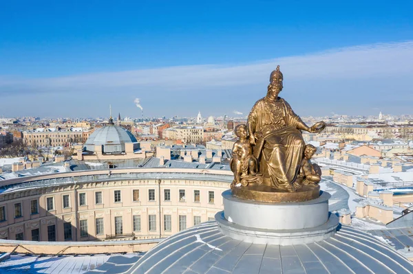 Minerva antigua estatua en el techo de la Academia Imperial de las Artes en San Petersburgo. Fue construido en 1764-1789 por Jean-Baptiste Vallin de la Mothe y Alexander F. Kokorinov . — Foto de Stock