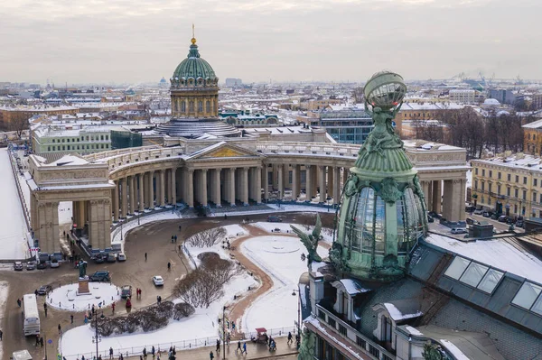 Εναέρια θέα του καθεδρικού ναού του Καζάν σε καθαρή χειμωνιάτικη μέρα, χάλκινο θόλο, χρυσό σταυρό, κολόμφ, οδός Nevsky, κτίριο Τσίνγκερ, κανάλι Γκριμπογιόντοφ, προσωπικό διαμερίσματα vk.com, VKontakte — Φωτογραφία Αρχείου