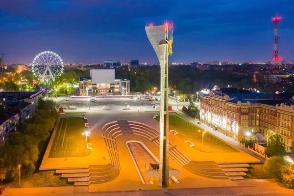 Rostov-on-don, russland - Mai 2019: Abendansicht des Theaterplatzes in rostov-on-don, Luftaufnahme — Stockfoto