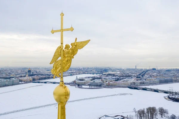 Figura de ángel y cruz en la torre de la catedral de Pedro y Pablo, vista aérea de Petersburgo — Foto de Stock