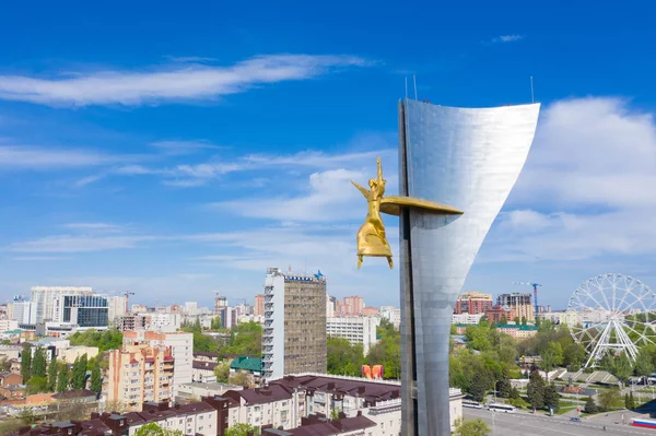 ROSTOV-ON-DON, RUSIA - MAYO 2019: La estela conmemorativa "guerreros-libertadores de Rostov-on-Don de los nazis" .La estela está decorada con escultura la diosa de la victoria Nikee. Vista aérea . — Foto de Stock