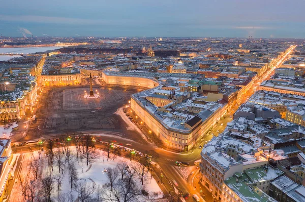 Aerial view of Palace Square and Alexander Column, the Winter Palace, the Hermitage, little people walks — Stock Photo, Image