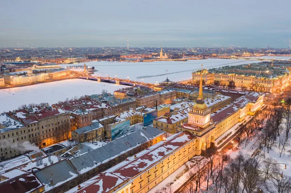 ПЕТЕРСБУРГ, РОССИЯ - МАРТ, 2019: Воздушный вид на город с высоты птичьего полета. — стоковое фото
