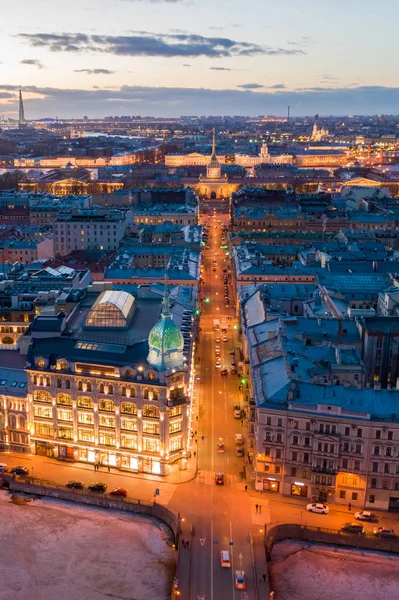 St. petersburg, russland - märz 2019: kaufhaus der klasse luxus, nahe der roten brücke. Am Abend bei Sonnenuntergang — Stockfoto