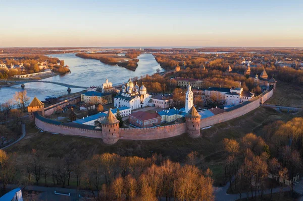 Veliky Novgorod, la ciudad vieja, las antiguas murallas del Kremlin, la catedral de Santa Sofía. Famoso lugar turístico de Rusia . — Foto de Stock