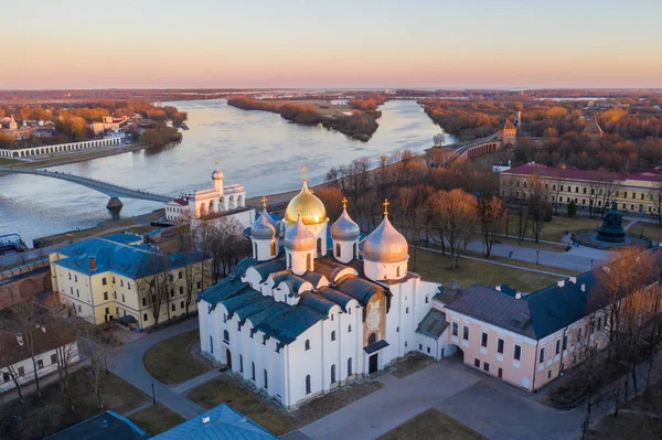 Veliky Novgorod, la ciudad vieja y la catedral de Santa Sofía. Famoso lugar turístico de Rusia . — Foto de Stock