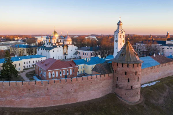 Veliky Novgorod, Tarihi merkez, Kremlin, yukarıdan akşam manzarası, drone havadan görünümü. Turizm merkezi
