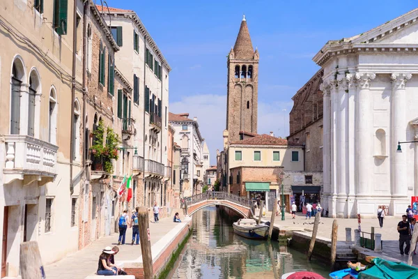 Benátky, Itálie-květen, 2017: kanál s mosty v srdci benátské — Stock fotografie