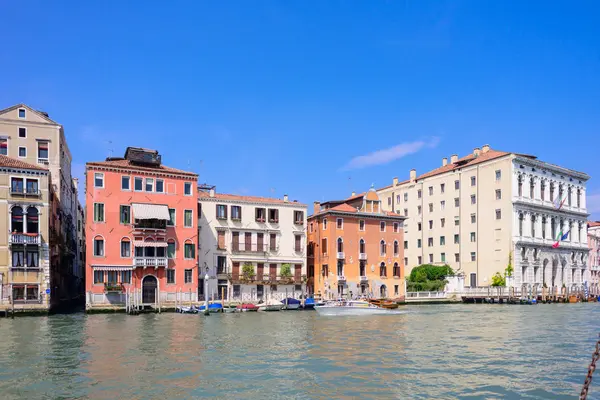 Benátky, Itálie-květen, 2017: Benátky mají fasády a velký průplav za slunečného dne v Itálii — Stock fotografie