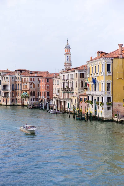 VENECIA, ITALIA - MAYO 2017: Vista al Canal Grande desde el puente de Rialto, Venecia, Italia — Foto de Stock