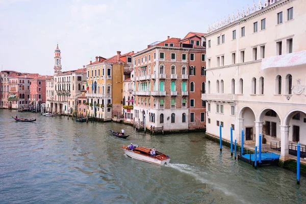 VENECIA, ITALIA - MAYO 2017: Vista al Canal Grande desde el puente de Rialto, Venecia, Italia — Foto de Stock