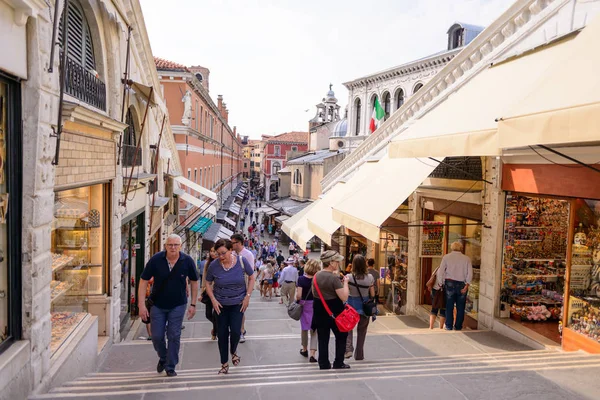 Venetië, Italië-mei, 2017: prachtig uitzicht op de drukke straten van Venetië van de beroemde Rialtobrug in Venetië, Italië — Stockfoto