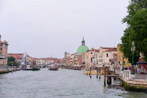 VENICE, ITALY - MAY, 2017: вид на большой канал с моста Калатрава, в Венеции . — стоковое фото