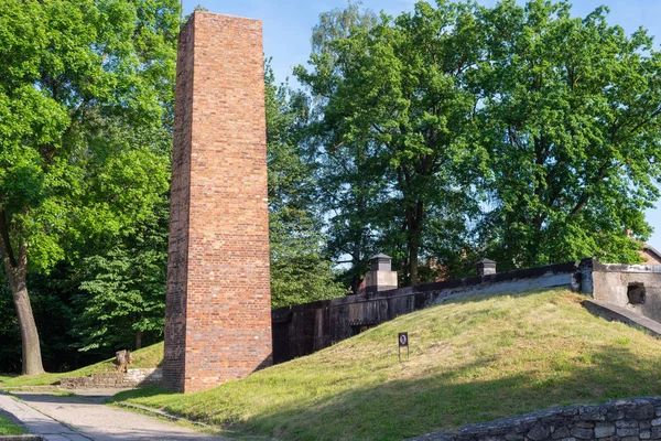 CAMPO DE CONCENTRACIÓN AUSCHWITZ-BIRKENAU, POLONIA - JUNIO, 2017: Tubo saliendo del crematorio en el museo del campo de concentración de Auschwitz . — Foto de Stock