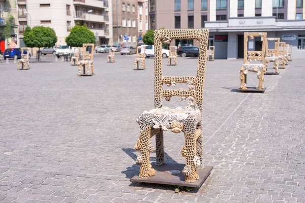 Krakau, Polen-juni 2017: massieve stoel op geplaveide straat in kunst installatie in het geheugen van de Joodse getto. Krakau met Popul. van 800.000 mensen heeft 2,35 molen. buitenlandse toeristen per jaar — Stockfoto