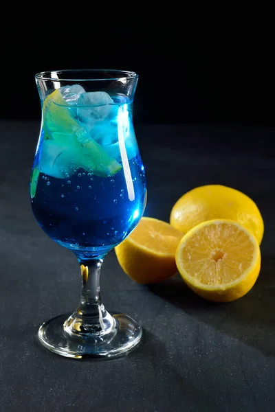 Cocktail lagoa azul no fundo escuro — Fotografia de Stock