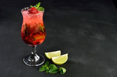 Taze yaz çilek mojito buz ile içecek, siyah ahşap servis