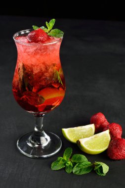 Taze yaz çilek mojito buz ile içecek, siyah ahşap servis