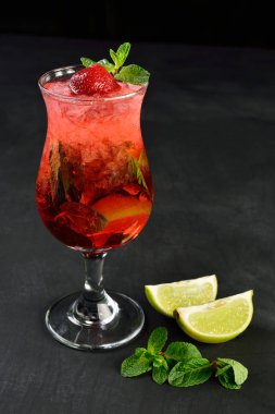 Taze yaz çilek mojito buz ile içecek, siyah ahşap servis