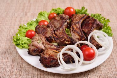 Sebze ve otlarla dolu bir tabakta barbekü. Rus restoranı. Menü konsepti. 