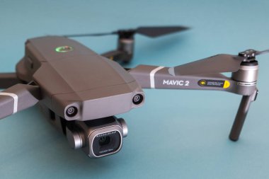 St. Petersburg, Rusya - Mart, 2019: Gri Mavic 2, Hasselblad kamerası ile mavi arka plana karşı - andvanced prosumer drone.