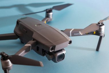 St. Petersburg, Rusya - Mart, 2019: Gri Mavic 2, Hasselblad kamerası ile mavi arka plana karşı - andvanced prosumer drone.