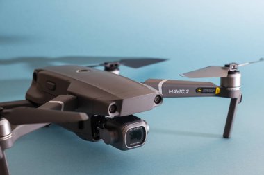 St. Petersburg, Rusya - Mart, 2019: Gri Mavic 2, Hasselblad kamerası ile mavi arka plana karşı - andvanced prosumer drone.