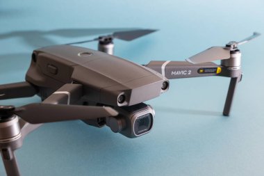 St. Petersburg, Rusya - Mart, 2019: Gri Mavic 2, Hasselblad kamerası ile mavi arka plana karşı - andvanced prosumer drone.