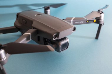 St. Petersburg, Rusya - Mart, 2019: Gri Mavic 2, Hasselblad kamerası ile mavi arka plana karşı - andvanced prosumer drone.