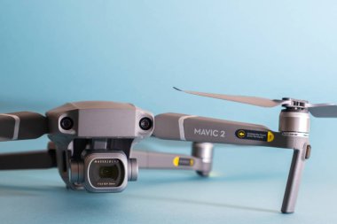 St. Petersburg, Rusya - Mart, 2019: Gri Mavic 2, Hasselblad kamerası ile mavi arka plana karşı - andvanced prosumer drone.
