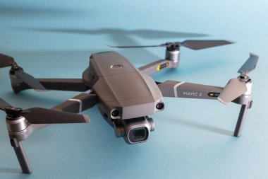 St. Petersburg, Rusya - Mart, 2019: Gri Mavic 2, Hasselblad kamerası ile mavi arka plana karşı - andvanced prosumer drone.