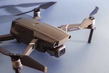 St. Petersburg, Rusya - Mart, 2019: Gri Mavic 2, Hasselblad kamerası ile mavi arka plana karşı - andvanced prosumer drone.