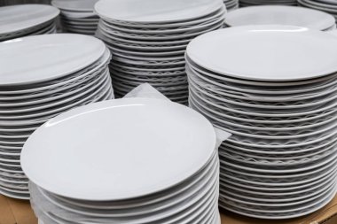 Mağaza gereçlerinde geniş tabak seçenekleri.