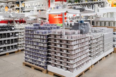 St. Petersburg, Rusya - Mart, 2019: Kokulu mumlar ve iç detayları ile zarif Ikea mobilya mağazasının iç.