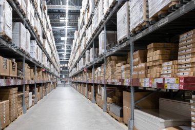 St. Petersburg, Rusya - Mart, 2019: Bir Ikea mağazasında depo depolama. 1943 yılında kurulan Ikea, dünyanın en büyük mobilya perakendecisidir. Ikea 43 ülkede 351 mağaza işletiyor.