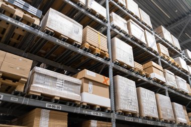 St. Petersburg, Rusya - Mart, 2019: Bir Ikea mağazasında depo depolama. 1943 yılında kurulan Ikea, dünyanın en büyük mobilya perakendecisidir. Ikea 43 ülkede 351 mağaza işletiyor.