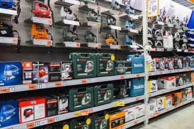 St. Petersburg, Rusya - Mart, 2019: Obi mağazasında elektrikli el aletleri ile raf. Matkaplar, tornavidalar.